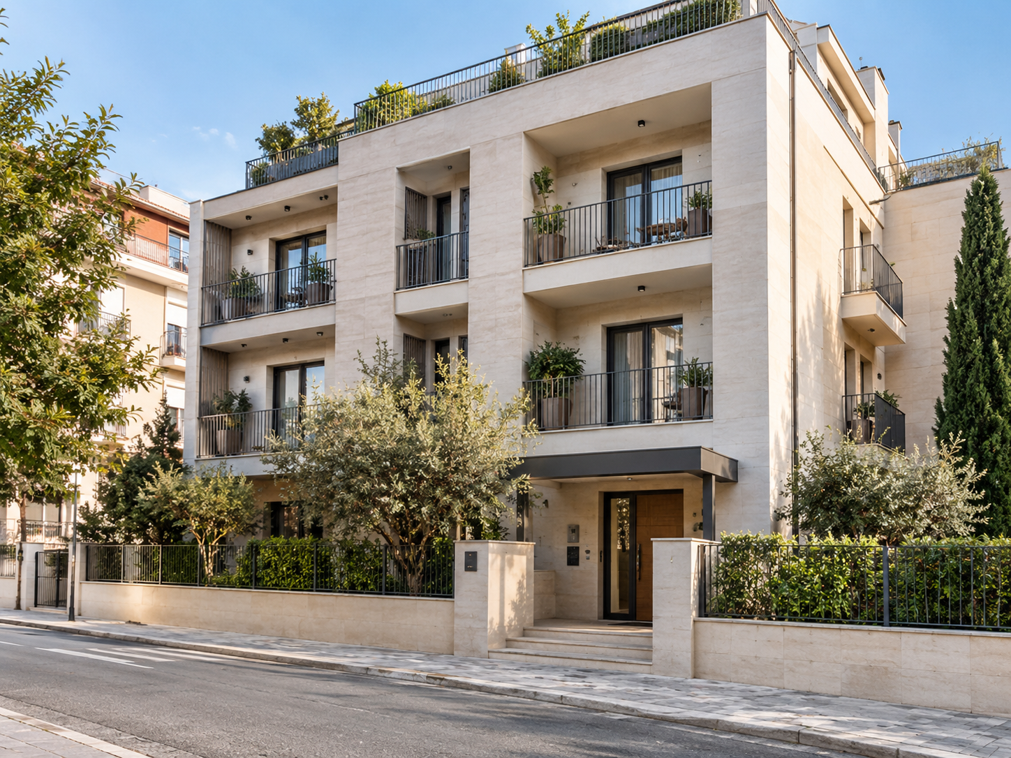 Fotografia illustrativa di un edificio residenziale con balconi e ingresso su strada.
